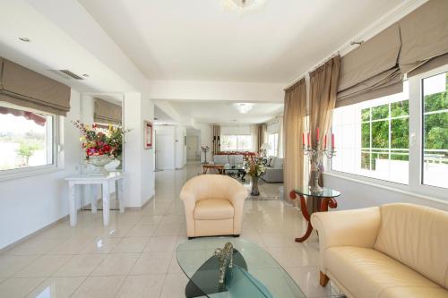 A seating area at Villa Plumeria Flower