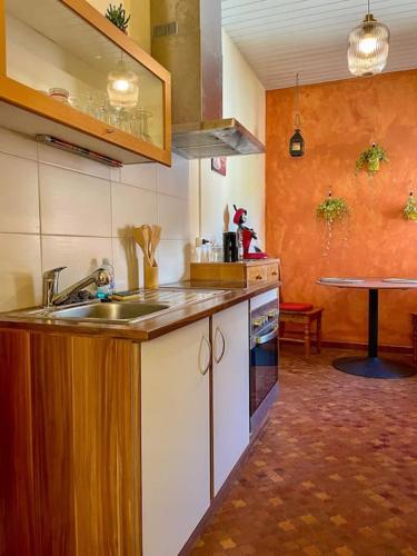 une cuisine avec un évier et un plan de travail dans l'établissement Casa Andalucia, à Jungholtz