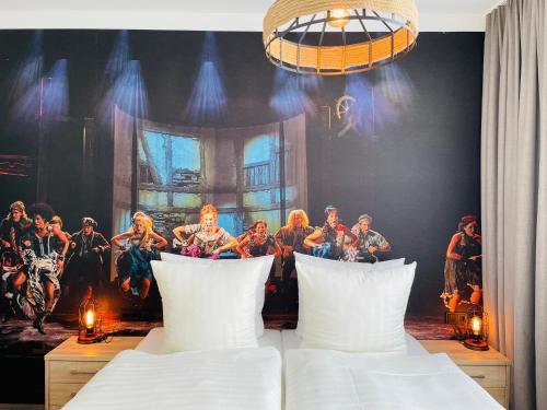 a group of women on a wall in a bedroom at HOTEL CENTRAL FULDA in Fulda