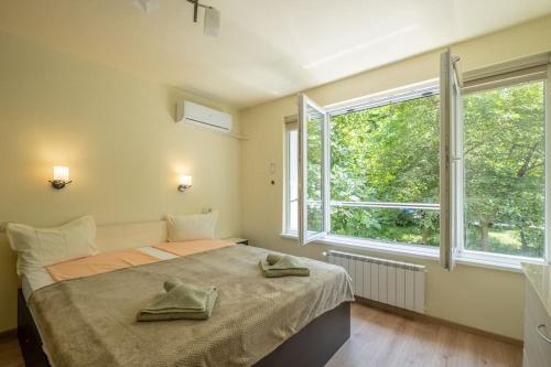 Postel nebo postele na pokoji v ubytování Top Location, Brand New 3 BDRM Apt & Free parking