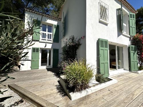La Tancade, villa pour 8 personnes avec vue mer à 5 minutes de la plage de L'Almanarre à Hyères