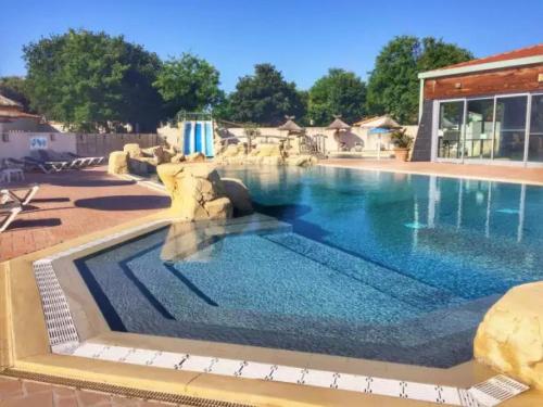 een zwembad in een resort met een groot zwembad bij Mobilhome 5 étoiles - Piscine - eeaibb in Saint-Georges-dʼOléron