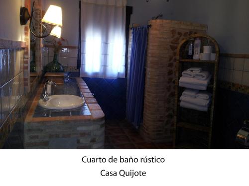Ett badrum på Casa rural con piscina y pista de padel - Casa de Pacas