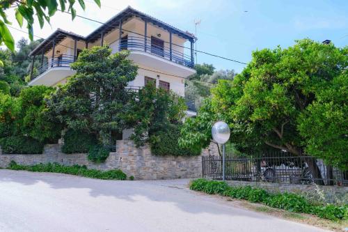 Το κτήριο όπου στεγάζεται  το διαμέρισμα
