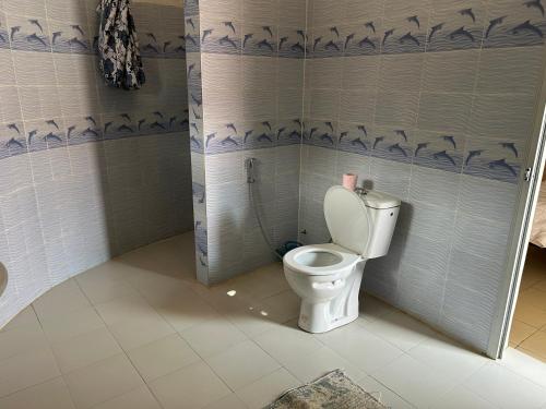 La salle de bains est pourvue d'une cabine de douche et de toilettes. dans l'établissement Chez Sofia AFRO CHITI, à Saint-Louis