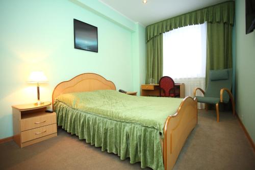 um quarto de hotel com uma cama e uma janela em Hotel Rossiya em Noyabrsk