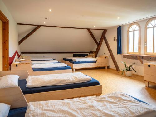 Habitación con 4 camas en una habitación en Hinterland Hostel, en Rathen
