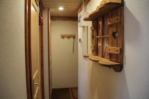 un couloir avec une armoire en bois au mur dans l'établissement Christina CR12 FAMILY & QUIET 4 Pers, à Châtel