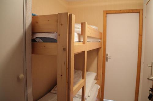 une chambre avec deux lits superposés dans l'établissement Christina CR19 FAMILY & MOUNTAIN 3 Pers, à Châtel