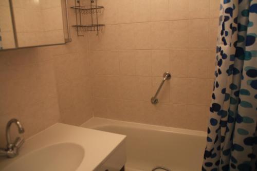 une salle de bain avec un lavabo et une baignoire dans l'établissement Christina CR19 FAMILY & MOUNTAIN 3 Pers, à Châtel