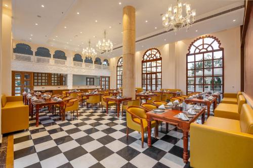 Sterling Aravalli Udaipurにあるレストランまたは飲食店