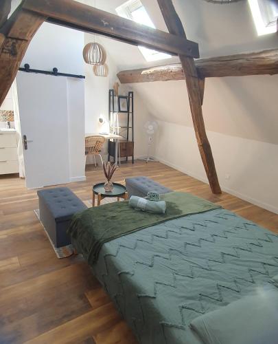 une chambre avec un grand lit dans un grenier dans l'établissement 