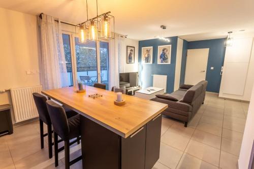 une cuisine et un salon avec une table et des chaises dans l'établissement T3-2 min metro-24 24h, à Toulouse