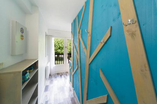 a room with a blue door with wooden handles at Le Soulane Vignec - Parking privé, 300m télésièges in Vignec