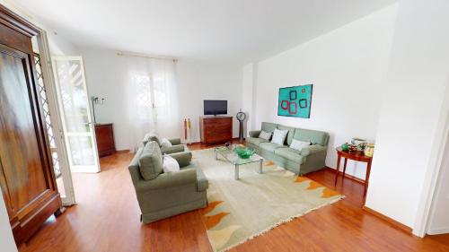 Μια τηλεόραση ή/και κέντρο ψυχαγωγίας στο Villa Oleandri-BGL