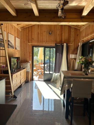 - un salon avec une table et un mur en bois dans l'établissement Casa Leo, à Gujan-Mestras