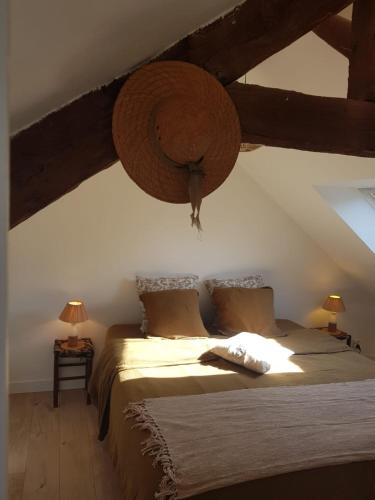 une chambre avec un grand lit avec deux lampes dans l'établissement Pause campagne, à La Chapelle-Bouexic