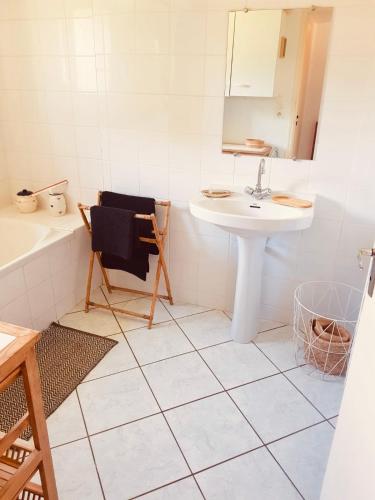 une salle de bain avec un lavabo, des toilettes et une baignoire dans l'établissement Pause campagne, à La Chapelle-Bouexic