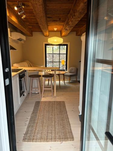 a dining room with a table and a window at Unikt gårdshus i Gränna in Gränna