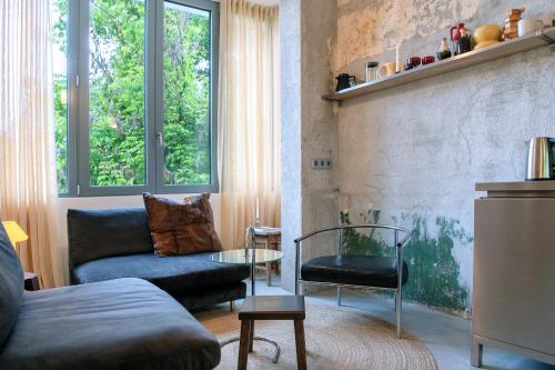 Dazzling Minimalist One Bedroom Apartment