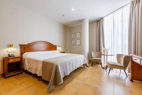 Ένα ή περισσότερα κρεβάτια σε δωμάτιο στο Hotel Almijara - Mares