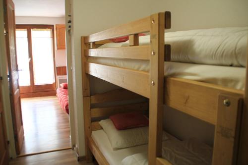 quelques lits superposés dans une chambre dans l'établissement Gentianes GNA17 COSY & MOUNTAIN 4 Pers, à Châtel