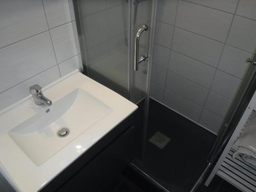 une salle de bain avec un lavabo et une douche dans l'établissement Gentianes GNB66 COSY & MOUNTAIN 3 Pers, à Châtel
