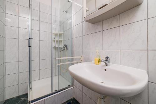 Koupelna v ubytování Rooms Mande