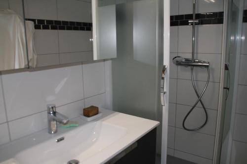 une salle de bain avec un lavabo et une douche dans l'établissement Gentianes GNA15 MOUNTAIN 1 QUIET 3 Pers, à Châtel
