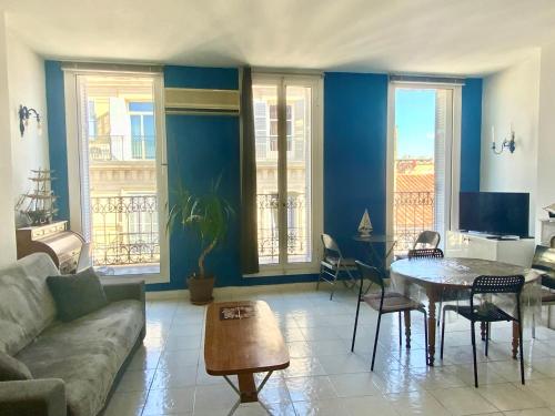 un salon avec un canapé et une table dans l'établissement Vieux Port Appartement Maritime de 72m² et balcon, à Marseille