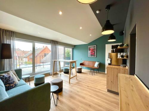 a living room with a couch and a table at zeitwohnhaus SUITE-HOTEL & SERVICED APARTMENTS in Erlangen