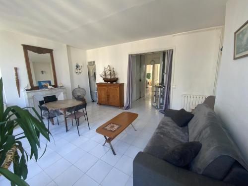 un salon avec un canapé et une table dans l'établissement Vieux Port Appartement Maritime de 72m² et balcon, à Marseille