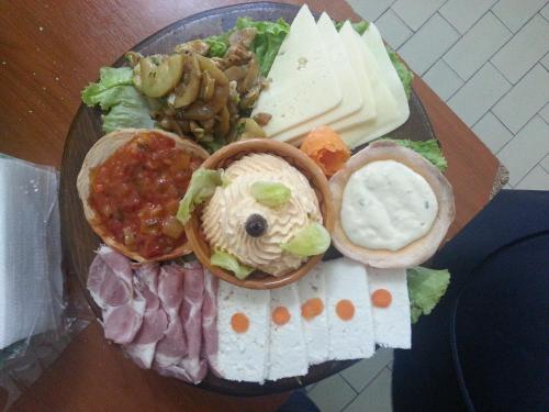 Comida en o cerca de este hotel