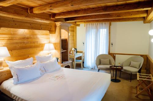 Postel nebo postele na pokoji v ubytování Hôtel-Restaurant Les Bas-Rupts, Singuliers Hôtel