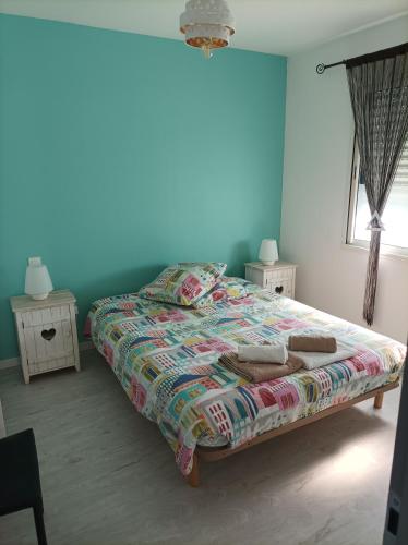 une chambre avec un lit avec deux serviettes dessus dans l'établissement Appart du peuble, lumineux, à Bretignolles-sur-Mer