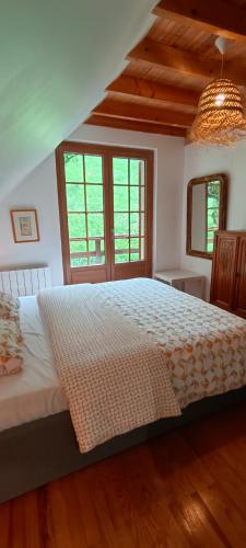 - une chambre avec un grand lit et quelques fenêtres dans l'établissement Chalet Le Loup Bouquetin, à Saint-Colomban-des-Villards