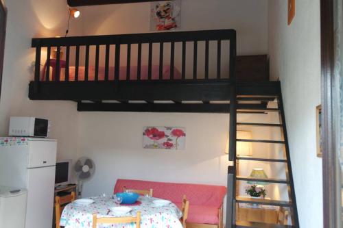 - un salon avec une mezzanine et une table dans l'établissement Pavillon de vacances avec jardin et place de parking - 5REG21, à Saint Cyprien Plage