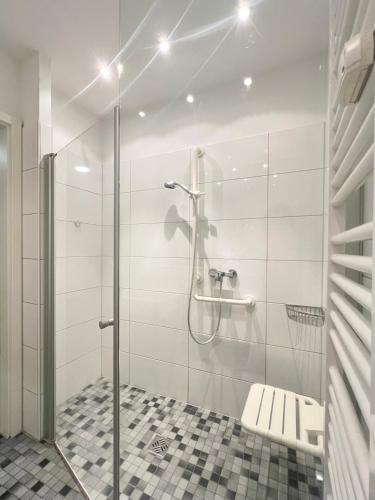 a bathroom with a glass shower with a toilet at Apartments am Wall in Bremen