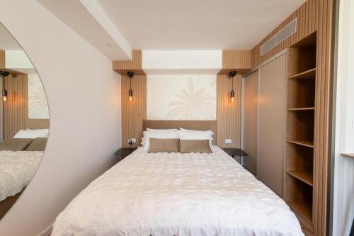 Un pat sau paturi într-o cameră la סיסייד אילת חדר עם נוף לים - Seaside Eilat Room With Sea View