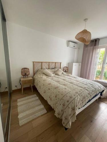 une chambre avec un lit et une grande fenêtre dans l'établissement Cosy 2 p,à Deux Pas de la Plage, Calme-Parking, à Nice