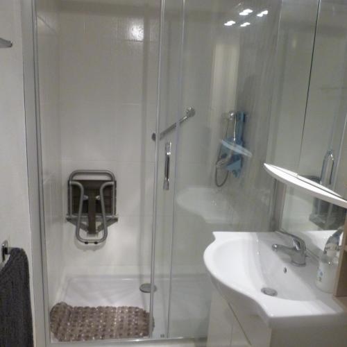 une salle de bain avec douche et lavabo dans l'établissement Studio cabine dans résidence avec piscine, à Valras-Plage