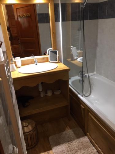 une salle de bain avec un lavabo, une douche et une baignoire dans l'établissement APPARTEMENT MONTAGNE Valmeinier, à Valmeinier