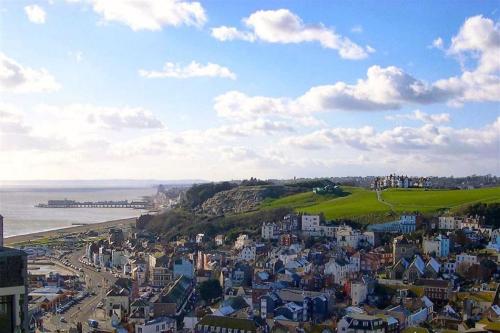 an aerial view of a city and the ocean at 41b Wellington Suites in Hastings