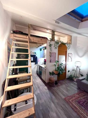 Cette chambre dispose de lits superposés et d'une échelle. dans l'établissement Studio next to to Paris and Stade France, à Saint-Ouen