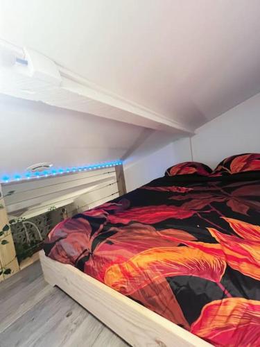 - un lit dans une chambre avec publicité lors d'une manifestation dans l'établissement Studio next to to Paris and Stade France, à Saint-Ouen