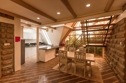 une cuisine et une salle à manger avec une table et des chaises dans l'établissement The Besotted Cottage at Mount Kenya Farm Stay, à Naro Moru