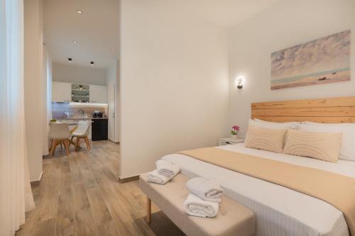 En eller flere senge i et værelse på Evdokia Luxurious Living