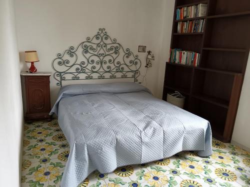 - une chambre avec un lit et une tête de lit en fer forgé dans l'établissement Galia's beach house, à Zoagli
