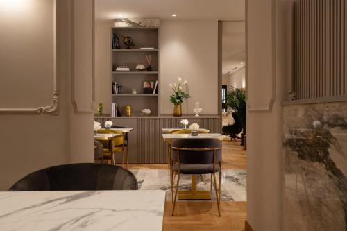 a dining room with a table and chairs at Palazzo Venere in Rome