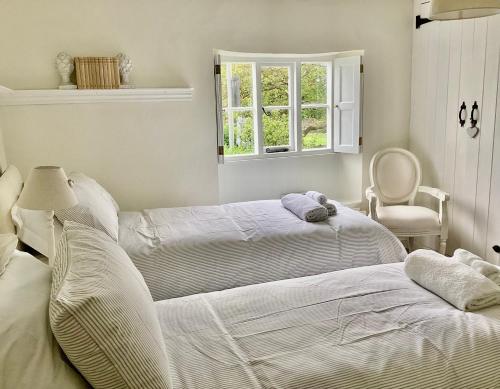 Postel nebo postele na pokoji v ubytování Tythe Barn Cottage